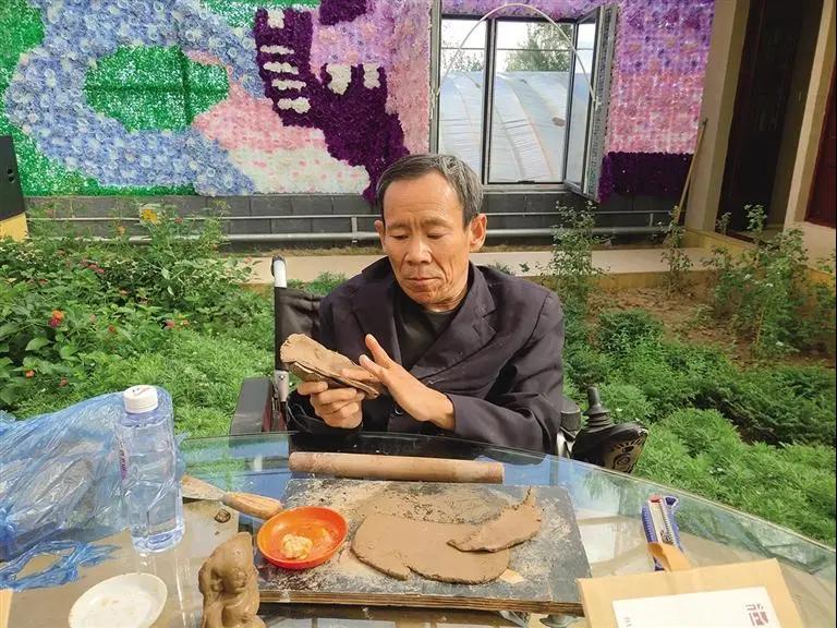 武文勝正在制作泥塑.jpg